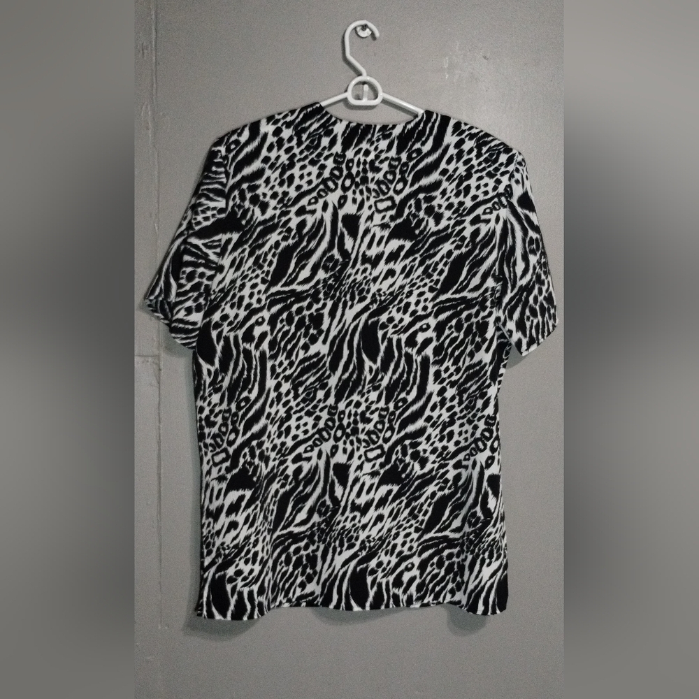 Christie & Jill Black and White Animal Print Women's Top (lX) - Picture 2 of 11